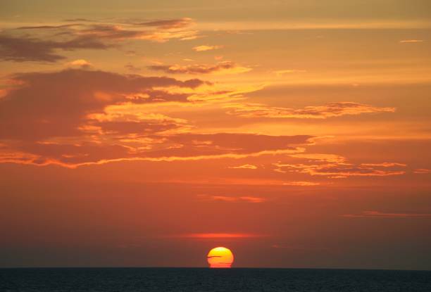 spektakulärer tropischer ozean-sonnenuntergang - darwin northern territory australia sunset stock-fotos und bilder