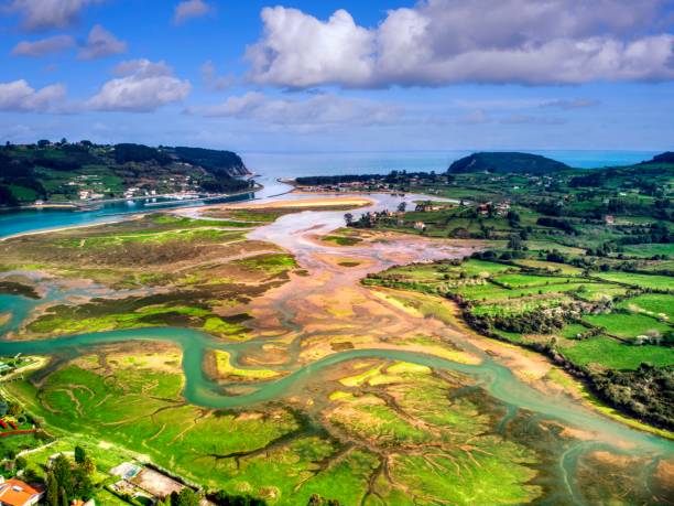 vista aérea estuario de villaviciosa en asturias, españa. - playa del silencio asturias fotografías e imágenes de stock