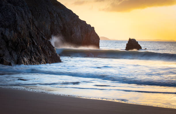 ペンブロークシャーの海岸線 - travel destinations rocky coastline moody sky clear sky ストックフォトと画像