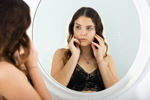거울을 사용 하는 란제리에 젊은 섹시 한 여자의 초상화 - englis 뉴스 사진 이미지