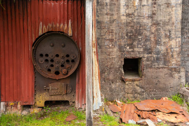 뉴질랜드 와이우타의 유령 마을의 오래된 광산 공장 - relinquished 뉴스 사진 이미지
