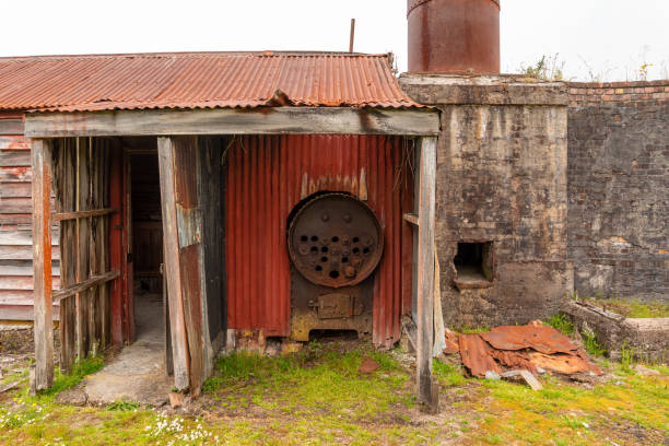 뉴질랜드 와이우타의 유령 마을의 오래된 광산 공장 - relinquished 뉴스 사진 이미지