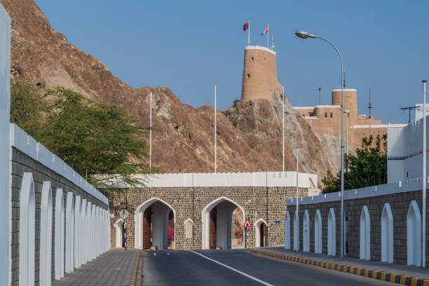 walls of old muscat with mathaib gate and al mirani fort, om - al mirani imagens e fotografias de stock