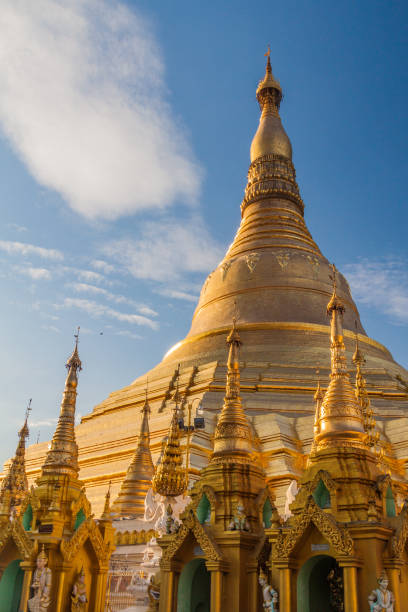 пагода шведагон пайя в янгоне, мянм - shwedagon pagoda стоковые фото и изображения