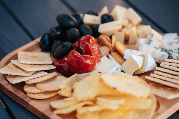 mix di snack e antipasti diversi. - meat and alternatives dinner lunch picnic foto e immagini stock