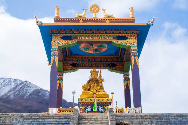 foto da estátua de buda gioant em muktinath nepal. - muktinath - fotografias e filmes do acervo