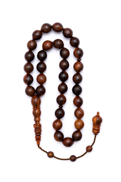 perles musulmanes de chapelet de prière d’isolement sur le fond blanc. - prayer beads photos et images de collection
