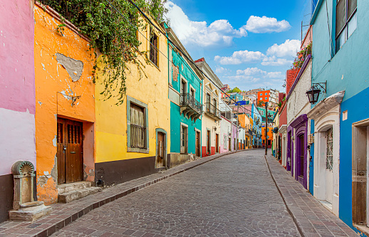 Guanajuato, México, calles empedradas escénicas y arquitectura colonial tradicional de colores en el centro histórico de Guanajuato photo