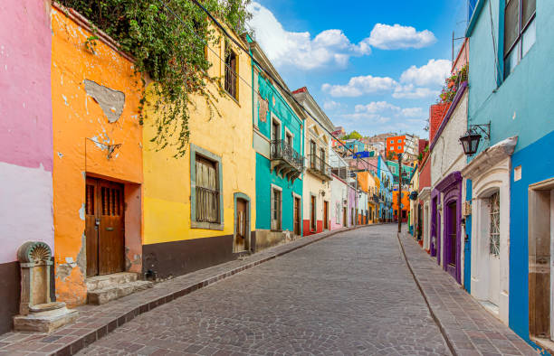 guanajuato, messico, strade panoramiche acciottolate e tradizionale architettura coloniale colorata nel centro storico di guanajuato - messico foto e immagini stock