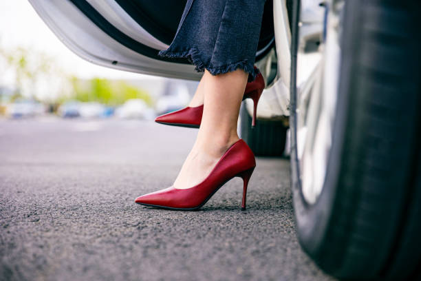 若い女性の足は車を降りる - ハイヒール ストックフ��ォトと画像