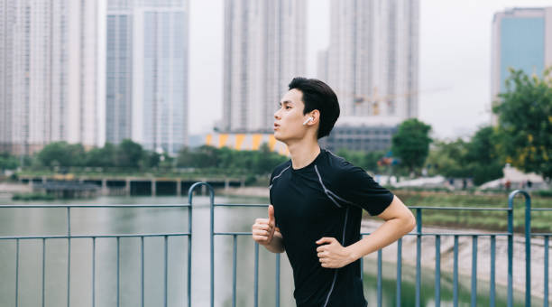 man exercising - filipino ethnicity audio imagens e fotografias de stock