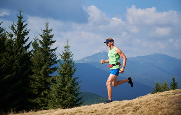 professionelles läufertraining abfahrt in den bergen. - abfahrtslauf stock-fotos und bilder