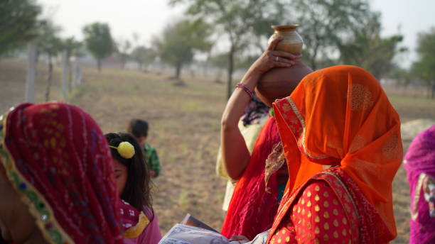 skupina indických žen na zemi za to, že nabídla hráče na náboženském obřadu. v indii je běžné sbírat jedno místo, kde se bůh modlí v indii. - dav fyzický popis fotky - stock snímky, obrázky a fotky