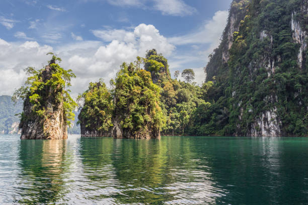 bellissime montagne lago fiume cielo e attrazioni naturali nella diga di ratchaprapha al parco nazionale khao sok - parco nazionale di khao sok foto e immagini stock