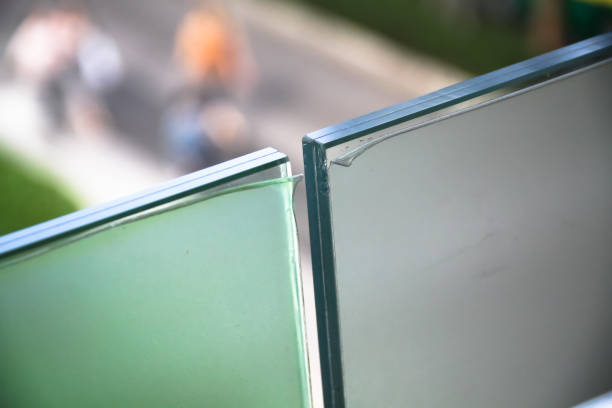 pannelli di balaustra in vetro stratificato laminato telaio meno, vetro di sicurezza per i moderni edifici architettonici. - viraggio a mano foto e immagini stock