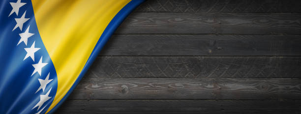 bosnia and herzegovinan flag on black wood wall banner - bosnia herzegovinan imagens e fotografias de stock