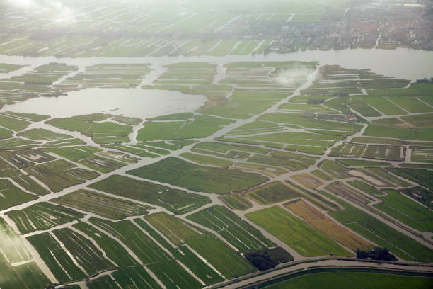 escena típica de netharlands desde un avión - netherlands dyke polder aerial view fotografías e imágenes de stock