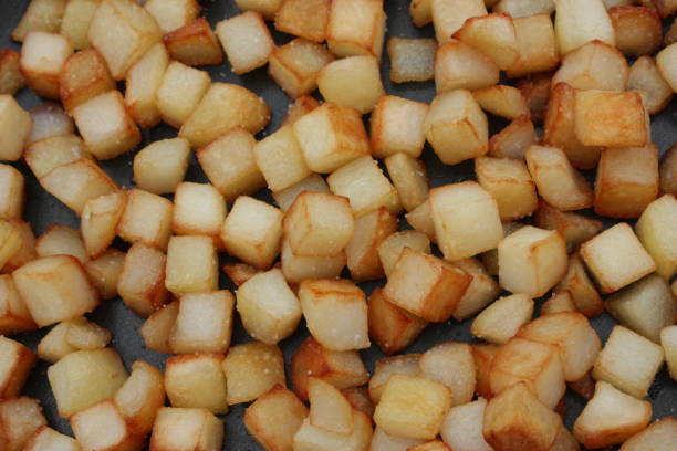 pommes de terre sautées en forme de petits cubes - hash brown breakfast fried deep fried photos et images de collection