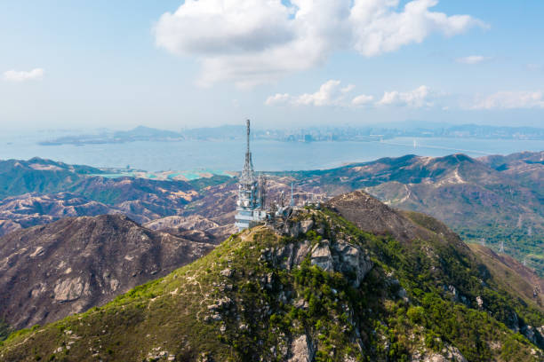 widok drona na stację nadawcy castle peak w hong kongu - radar station zdjęcia i obrazy z banku zdjęć