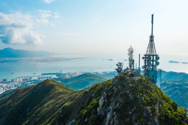 香港のキャッスルピーク送信所のドローンビュー - high peaks audio ストックフォトと画像