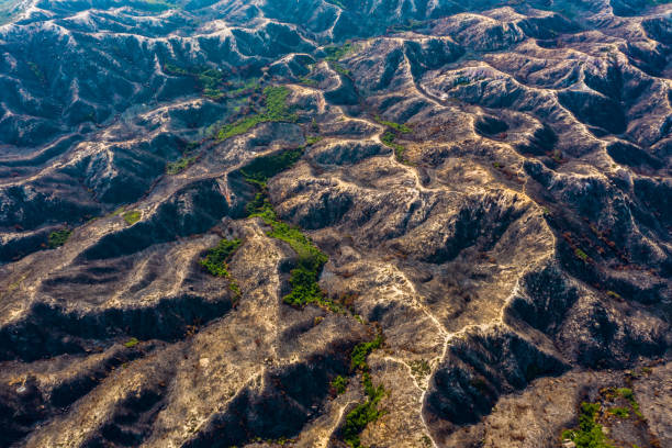 vista drone da paisagem do castelo peak hinterland, castle peak, hong kong - sunrise asia china climbing - fotografias e filmes do acervo