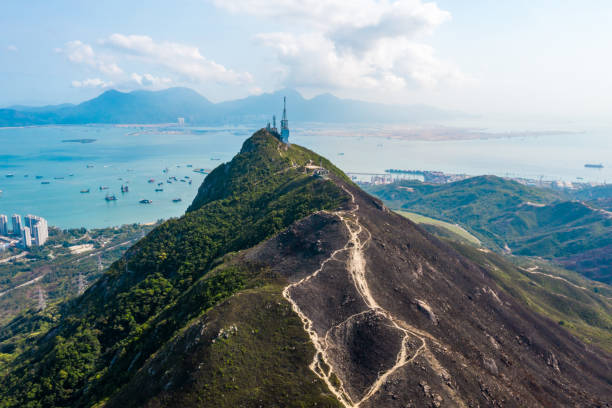 widok drona na stację nadawcy castle peak w hong kongu - radar station zdjęcia i obrazy z banku zdjęć