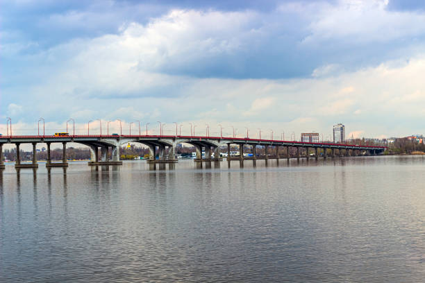 istock city ​​bridge over the river 1313252183