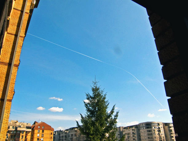 zmiana kierunku samolotu nad miastem na czystym błękitnym niebie - stunt stunt plane airplane small zdjęcia i obrazy z banku zdjęć