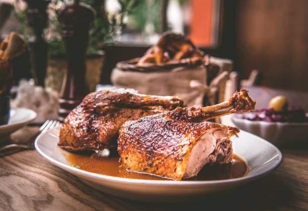 anatra croccante con gnocchi e salsa in un ristorante - goose roasted goose meat spit roasted foto e immagini stock