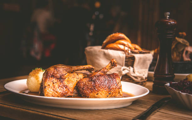 anatra croccante con gnocchi e salsa in un ristorante - goose roasted goose meat spit roasted foto e immagini stock
