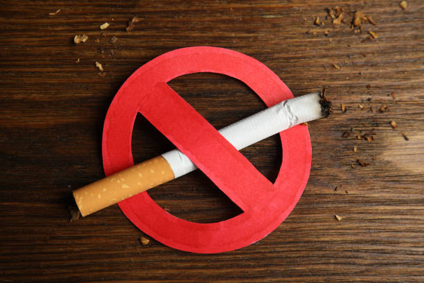 木製のテーブルに禁止サイン付きのタバコ、トップビュー。禁煙の概念 - タバコをやめる ストックフォトと画像