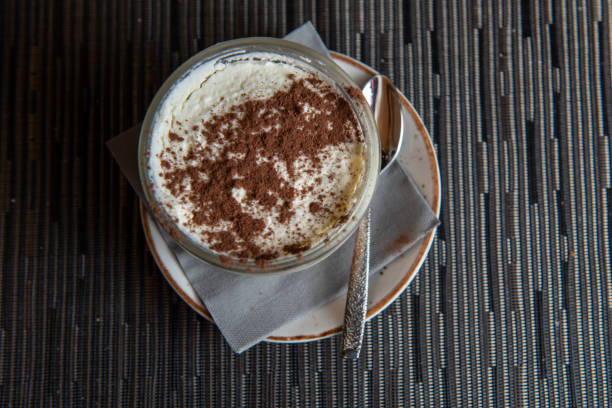 tiramisu com banana em vidro transparente - biscotti italian culture cookie restaurant - fotografias e filmes do acervo