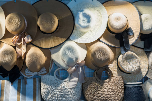 hermosa tienda de sombreros y una hermosa bolsa tejida hecha a mano en el mercado nocturno de tailandia. - selling merchandise craft thailand fotografías e imágenes de stock