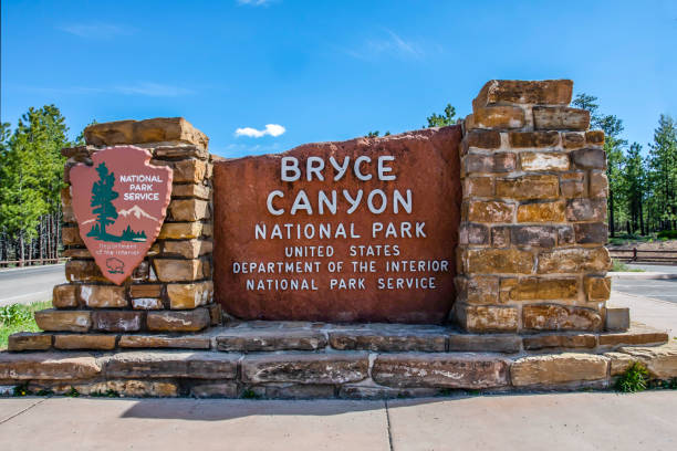 An entrance road going in Bryce Canyon NP, Utah Bryce Canyon NP, UT, USA - May 22, 2020: A welcoming signboard at the entry point of the preserve park bryce canyon stock pictures, royalty-free photos & images
