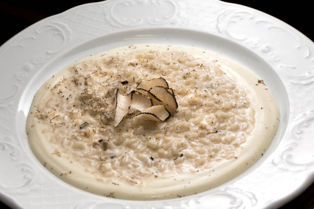 risotto con rodajas de trufa - cooked still life close up rice fotografías e imágenes de stock