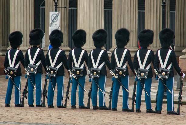 changing the guard ceremony in amalienborg palace, copenhagen. - 3144 imagens e fotografias de stock