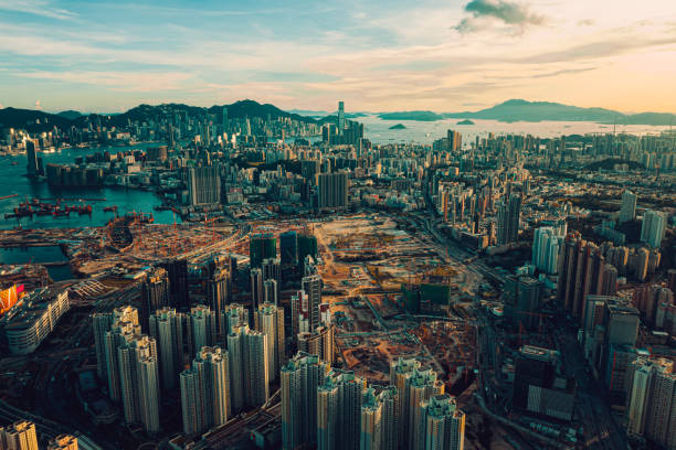 劇的な空を持つ香港のスカイライン - kowloon bay ストックフォトと画像