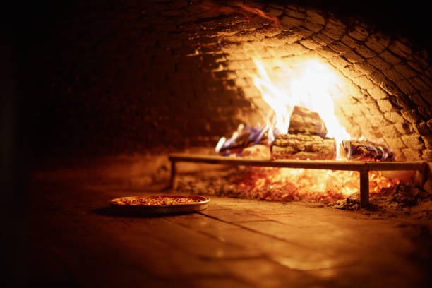 薪オーブンで焼く - brick oven ストックフォトと画像