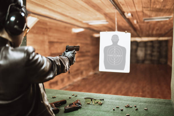 mujer probando sus armas de fuego favoritas en el campo de tiro - target shooting gun handgun shooting fotografías e imágenes de stock