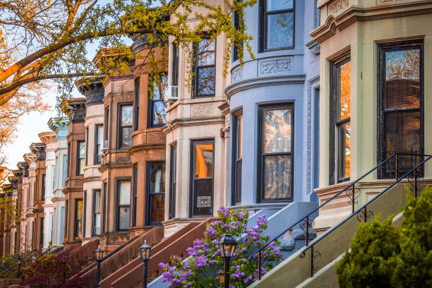 coloridos brooklyn brownstones - row house townhouse house in a row fotografías e imágenes de stock