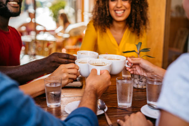 amis grillant la boisson de café au café - coffee shop coffee break coffee cup holding photos et images de collection