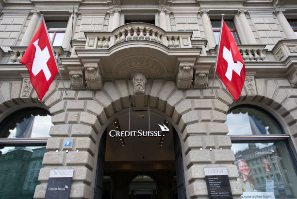 wejście do credit suisse. budynku banku. - central europe obrazy zdjęcia i obrazy z banku zdjęć