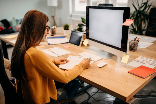 istock Businesswoman using a computer in an office 1313351559