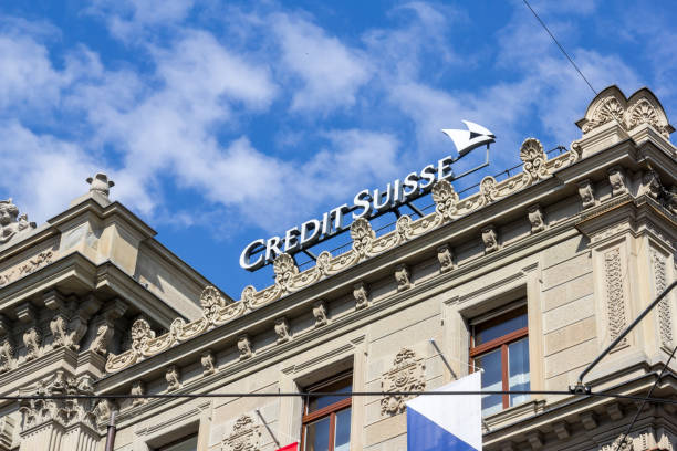 credit suisse in the swiss financial center of zurich city - titles imagens e fotografias de stock