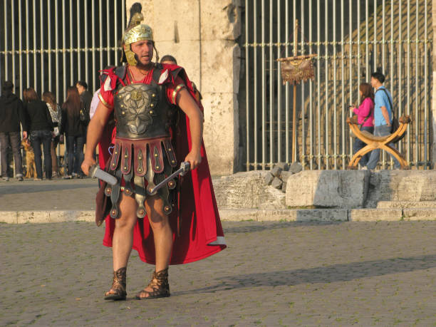 gladiator in der arena des kolosseums roman - greco roman fotos stock-fotos und bilder