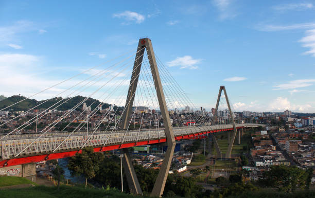 het césar gaviria trujillo-viaduct is een brug die de stad pereira verbindt met de gemeente dosquebradas. - viaduct stockfoto's en -beelden