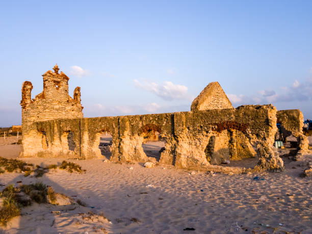 ruiny starożytnego kościoła - monument tidal wave storm wave zdjęcia i obrazy z banku zdjęć