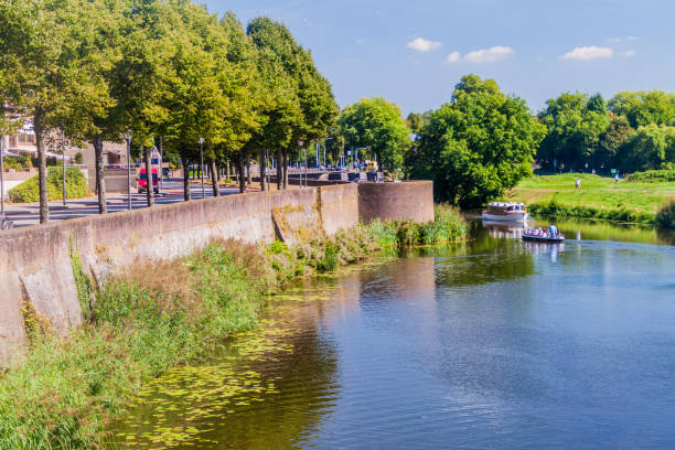 gracht rond een stadscentrum van den bosch, netherlan - s hertogenbosch stockfoto's en -beelden