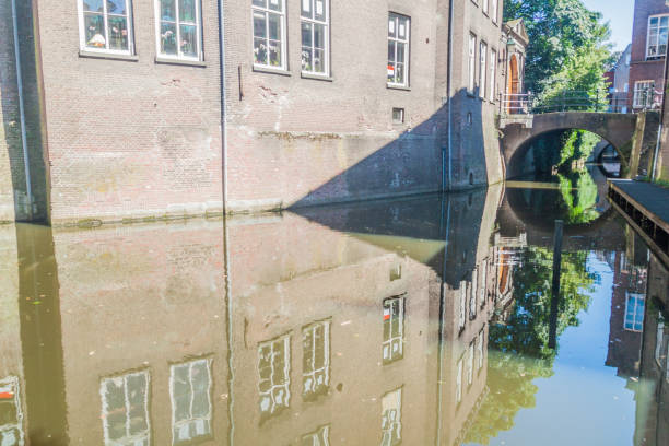 oude huizen en een kanaal in den bosch, netherlan - s hertogenbosch stockfoto's en -beelden