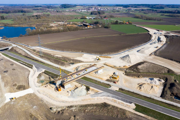 vista aérea del puente en construcción - bridge incomplete construction building activity fotografías e imágenes de stock